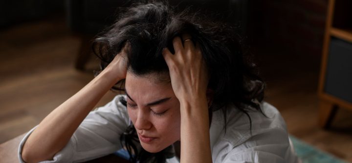 young-woman-dealing-with-anxiety (3)